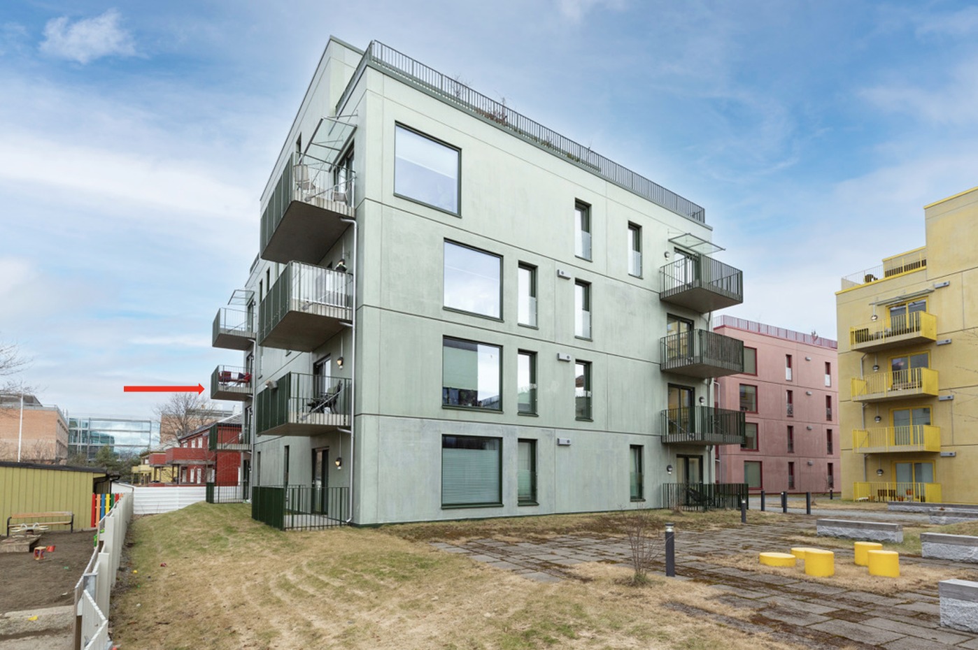 3. etasje med vestvendt terrasse og lite innsyn. 